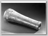 Die Loshult-Büchse, die älteste bekannte Feuerwaffe in Europa. Bodenfund von 1861 aus Loshult im ehemals dänischen Schonen, ca. 1330 (Statens historiska Museum, Stockholm, Inv.-Nr. 2891)