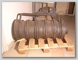 Chambre a poudre de veuglaire - Fouilles archeologiques du palais ducal Depot archeologique municipal de la tour Saint-Trohe, d un poids en fer estime a 400 kg. Sa longueur est de 95 cm et son diametre est de 39 cm.